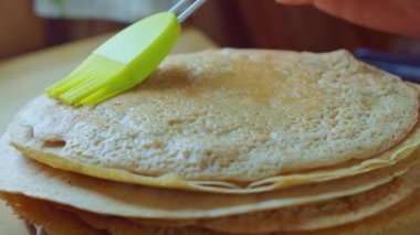 Mutfakta tabakta krep fırçası pişir. Yavaş hareket eden bulutlar. Yan görünüm.