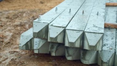 İnşaat alanında yerde beton yığınları vardı. Yağmur yağıyor..