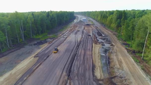 Ontbossing ontwikkeling vervoer over de weg. Luchtfoto van de aanleg van de snelweg. — Stockvideo