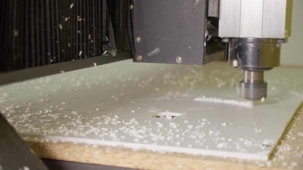 밀링 기계는 흰색 플라스틱 캔버스를 잘라 내었습니다. 아드 브 사인의 생산 — 비디오
