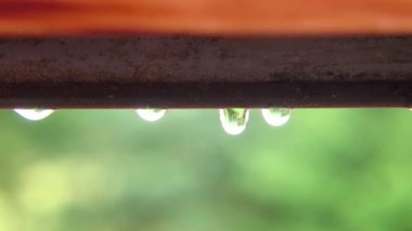 Pencere çerçevesi üzerinde damla yağmur düşen