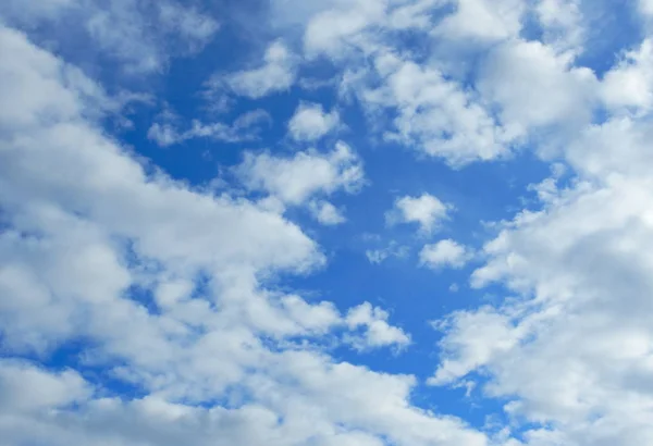 Cielo azul y nube — Foto de Stock