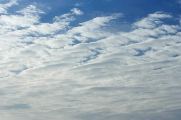Хмара на фоні фотографії блакитного неба — стокове фото