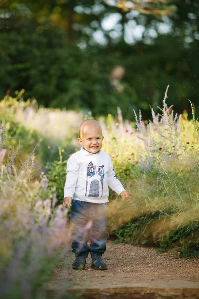 外の幸せの小さな男の子 — ストック写真