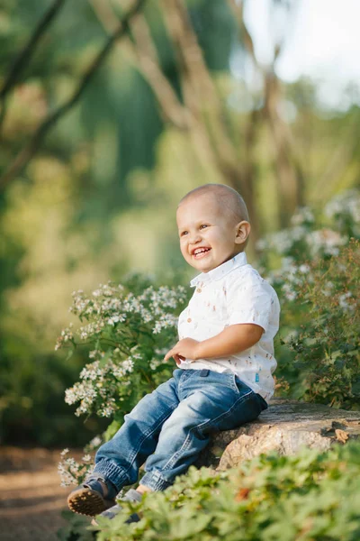 Щасливий маленький хлопчик зовні — стокове фото