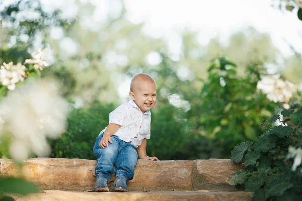 Šťastný chlapec mimo — Stock fotografie