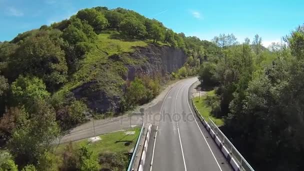 Route dans les montagnes sur le pont, psebay 