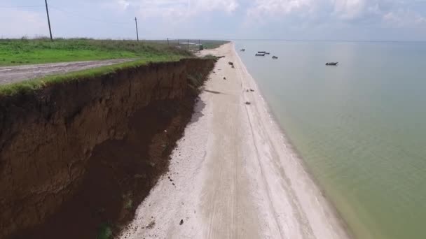 Dall'aria, mare, scogliera, villaggio, cielo, roccia, villaggio sulla spiaggia, spiaggia, estate — Video Stock