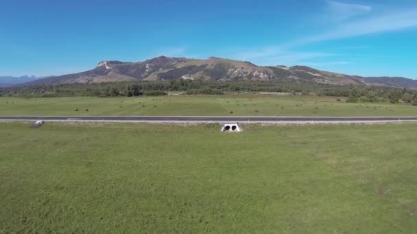 Filmagem de ar, campo, céu de montanhas — Vídeo de Stock