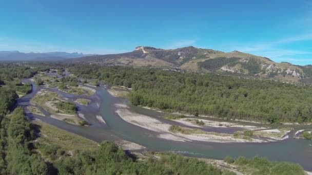 Paisaje con río, paisaje de montaña, río en el bosque, fotografía aérea — Vídeo de stock