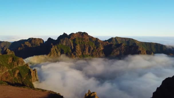 4k videó hegyekről Madeira szigetén, Portugáliában A hegy a felhők felett van. Napkelte van. Lenyűgöző kilátás nyílik a hegycsúcsra a felhőkben. — Stock videók