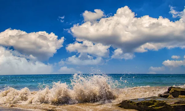 Acantilado de piedra en el mar con olas en el día soleado a la hora de verano. Hay un hermoso cielo azul en el fondo., Fuerteventura, Islas Canarias, España . — Foto de Stock