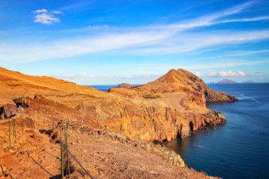 Portekiz 'in Madeira adası Ponta de Sao Lourenco' daki körfezin manzarası. Beyaz yatları olan kayalık kayalıklar ve Atlantik Okyanusu 'nun berrak suları var. Bu doğa geçmişi..