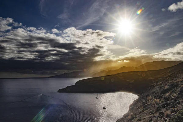 Matahari terbenam di atas lanskap pulau Maderia, Ponta de sao Lourenco. Ini adalah latar belakang alam dari pemandangan indah tebing laut, Portugal. Ini adalah latar belakang alami . — Stok Foto