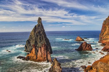Portekiz 'in Madeira adasının kıyısındaki kayalıklar. Bu harika yer Ponta de Sao Lourenco. Madeira Adası 'ndaki en güzel patika. Bu doğa geçmişi..