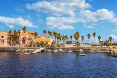 Dakar, Senegal 'deki Goree Adası' ndaki tarihi şehre bakın. Dakar yakınlarında küçük bir ada. Afrika kıyısındaki en büyük köle ticareti merkeziydi..