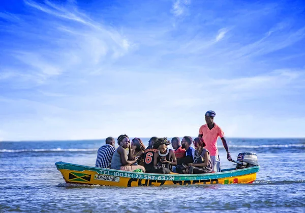 Somone Lagoon, Senegal, Afryka - 23 kwietnia 2019: Senegalski przewodnik przewozi turystów na drewnianej łodzi w ptasim sanktuarium. To morska laguna.. — Zdjęcie stockowe