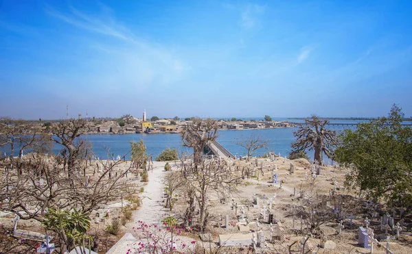 Pemandangan dari bukit di pulau Joal-Fadiout, Senegal. Pohon Baobab di pemakaman Kristen di Afrika. Ada kota dan jembatan kayu panjang. — Stok Foto