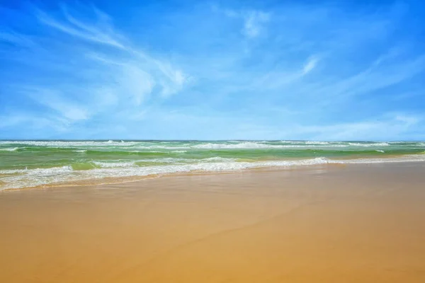 Pequeñas olas en el mar turquesa. Es el Océano Atlántico a orillas del oeste de África. Es una playa cerca de Dakar. En el fondo hay un hermoso cielo azul — Foto de Stock