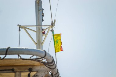 Afrika, Dakar yakınlarındaki bir nakliye gemisinin direğinde küçük bir Senegal bayrağı dalgalanıyor..