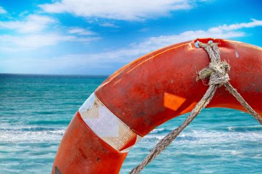 Arka planda Kızıl can simidi ve turkuaz berrak deniz olan doğa şablonu. Yardım ya da Sos sembolü..