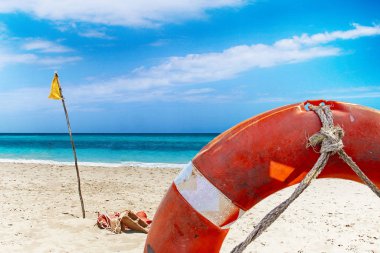 Kırmızı yaşam şablonu ve turkuaz berrak deniz ve arka planda kumlu plaj olan doğa şablonu. Yardım ya da SOS sembolü..