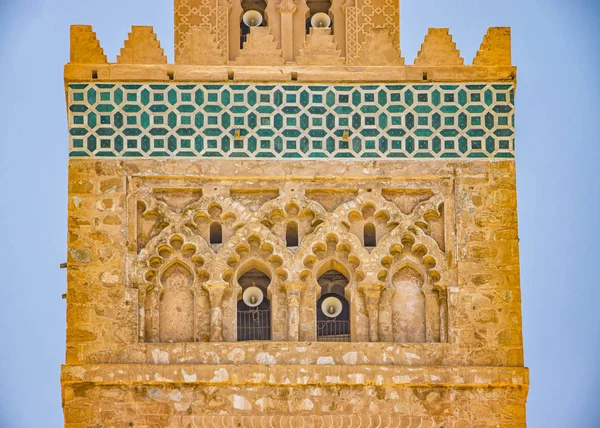 Részlet az iszlám mecset. Ez egy régi építészeti épület a marokkói város közepén. Ez egy tipikus marokkói épület vörös téglákkal.. — Stock Fotó