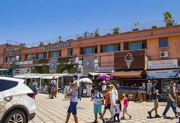 MARRAKESH, MOROCCO - 07. 6. 2019: pohled na lidi, kteří kráčejí po hlavním náměstí Jemaa EL Fnaa. Je krásný slunečný den na tržišti v medině Marrákeše — Stock fotografie