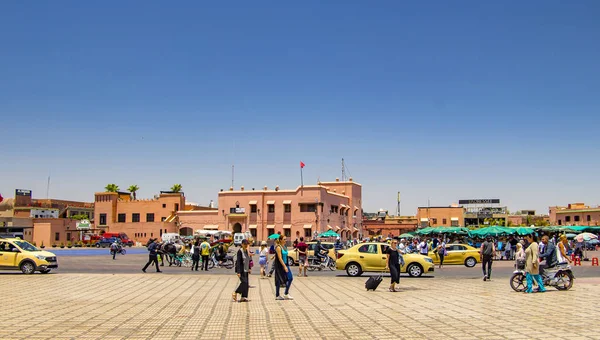 MARRAKESH, MOROCCO - JUN 07, 2019: view of people walking on Jemaa EL Fnaa main city square.今天是马拉喀什市的一个阳光明媚的日子 — 图库照片