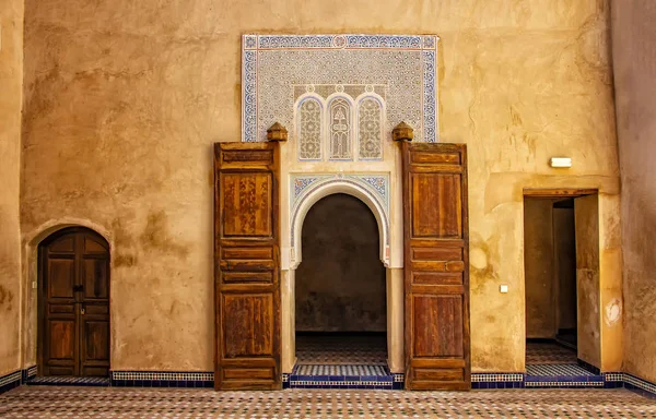 Részlet az iszlám mecset. Ez egy régi építészeti épület a marokkói város közepén. Vannak vörös téglák.. — Stock Fotó