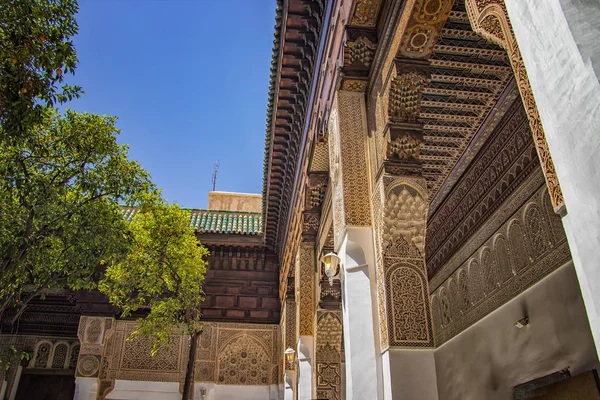 Detalle del edificio islámico. Es una arquitectura antigua en el centro de la ciudad marroquí. Hay paredes blancas con caracteres tallados en madera. Hay hora de verano.. —  Fotos de Stock