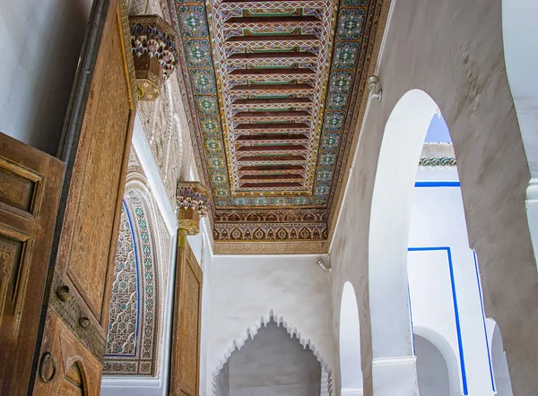 Detalle del edificio islámico. Es una arquitectura antigua en el centro de la ciudad marroquí. Hay paredes blancas con caracteres tallados en madera. Hay hora de verano.. —  Fotos de Stock
