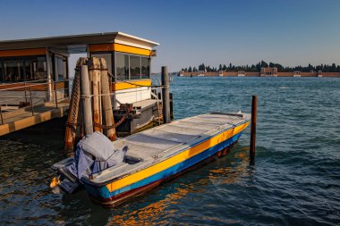 Venedik, İtalya 'da teknesi olan bir otobüs durağı. Arka planda bir ada mezarlığı var.