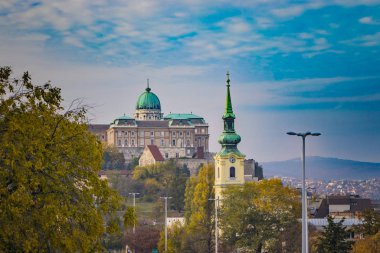 Budapeşte, Macaristan 'daki Budapeşte Kalesi' ne bakın.