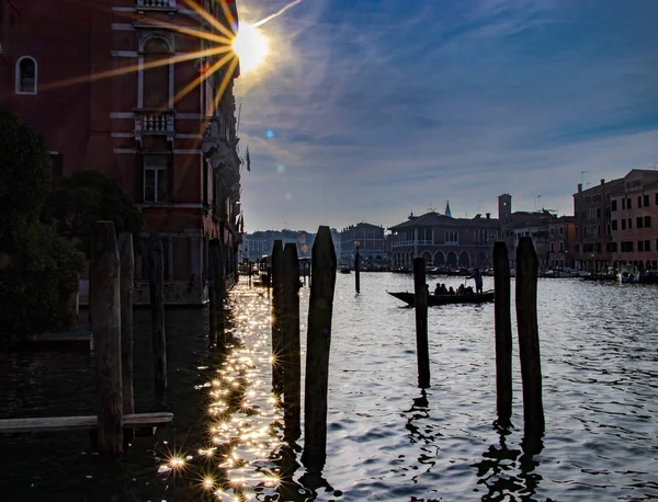 Le sagome di persone e gondole porto e vecchie case a Venezia in Italia. — Foto Stock