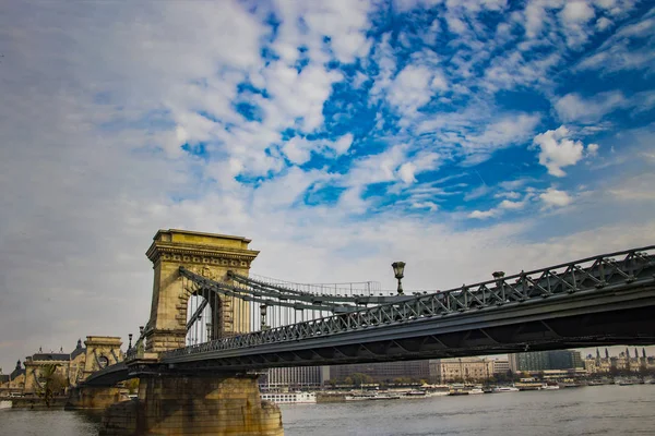 Szechenyi lanchid, Chain Bridge in Boedapest, Hongarije. Er zijn blauwe hemel in de achtergrond. — Stockfoto
