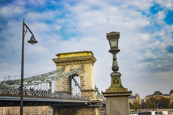 Lanchid Szechenyi, Chain Bridge din Budapesta, Ungaria. Există cer albastru în fundal . — Fotografie, imagine de stoc