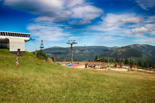 Skipiste Medvedin im Riesengebirge in der Tschechischen Republik ist herrlich im Sommer lizenzfreie Stockbilder