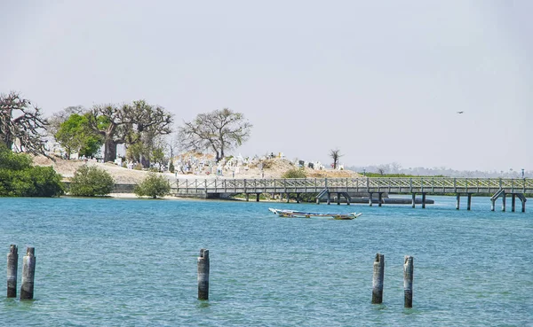 Pemandangan dari bukit di pulau Joal-Fadiout, Senegal. Pohon Baobab di pemakaman Kristen di Afrika. Ada kota dan jembatan kayu panjang. — Stok Foto