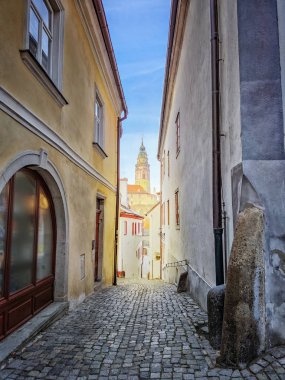 Cesky Krumlov 'un eski kasabasında bir sokak ve kale kulesinden manzara. Güney Bohemya 'da yer alır ve şehir UNESCO tarafından korunan anıtlara aittir..