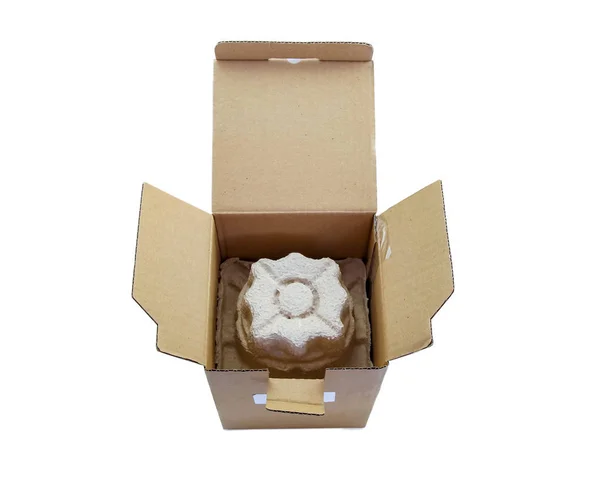 Caja de cartón abierta aislada sobre fondo blanco. En el interior hay una fijación de papel para proteger objetos redondos.. — Foto de Stock