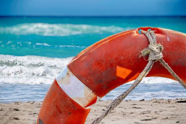 Arka planda Kızıl can simidi ve turkuaz berrak deniz olan doğa şablonu. Yardım ya da Sos sembolü.