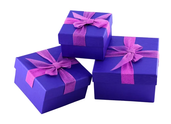 Regalos pequeños envueltos en papel azul con cinta púrpura sobre fondo blanco. Los regalos pueden ser para Navidad, cumpleaños o San Valentín . — Foto de Stock