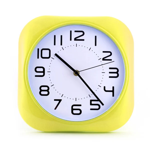 Beyaz arkaplanda 12 saat çalışan küçük sarı alarm saati izole edildi. — Stok fotoğraf