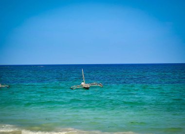 Kenya 'nın Diani sahilindeki tipik Swahili ahşap kanosu. Afrika 'da güzel, uzun bir sahil..