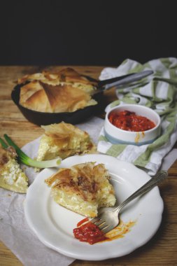 Ahşap üzerine hizmet peynir pasta