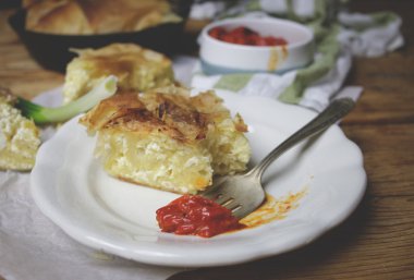 Ahşap üzerine hizmet peynir pasta