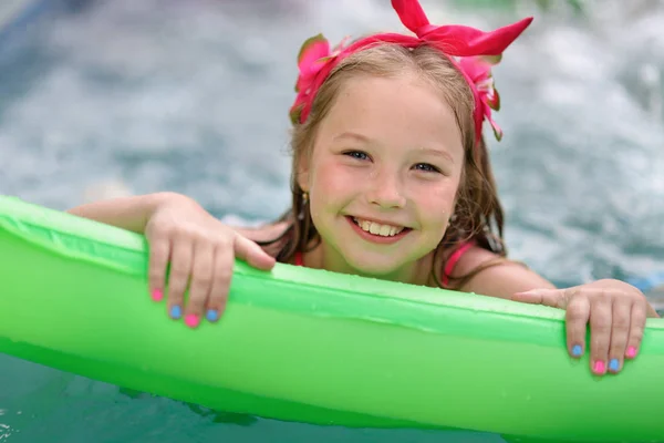 Portrait de petite fille dans un style tropical dans une piscine — Photo