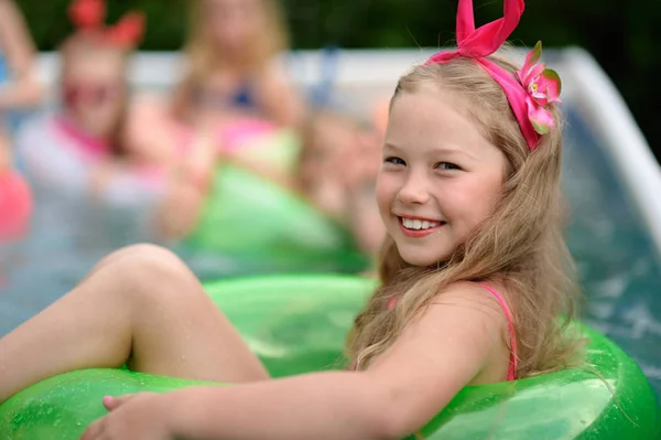 Портрет маленькой девочки в тропическом стиле в бассейне — стоковое фото