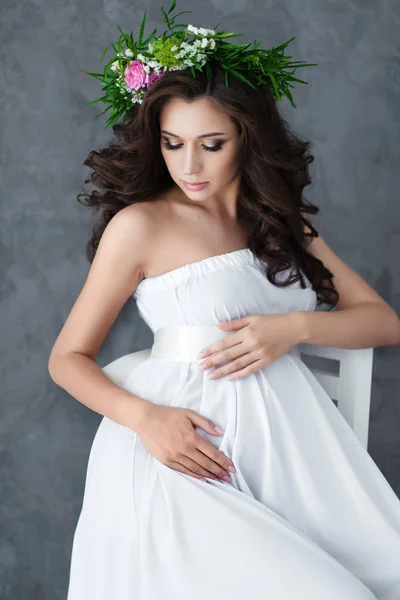 Портрет красивої молодої вагітної жінки — стокове фото